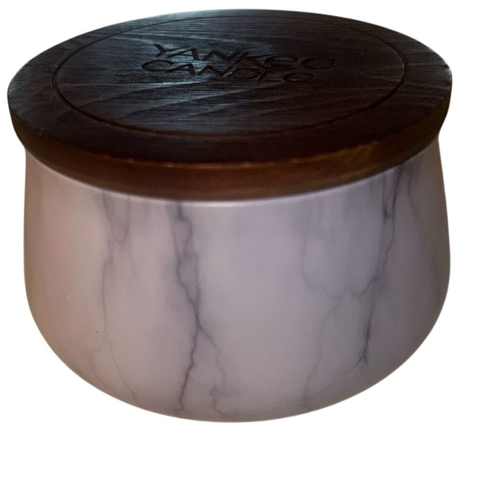 *New* yankee candle Linden tree Blossom 10 ounce with wood lid 24